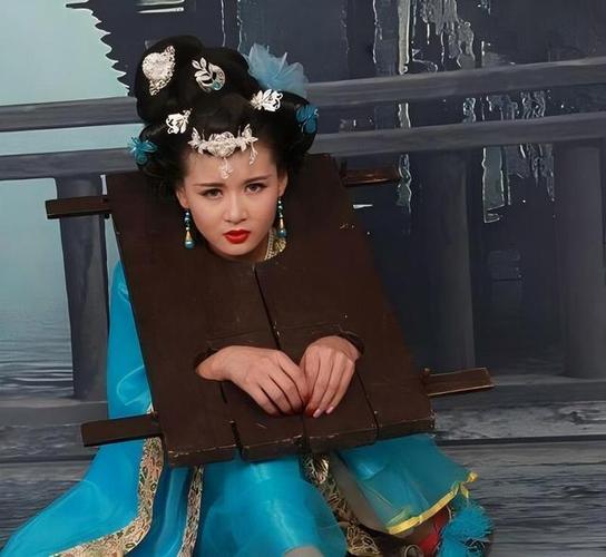 美女枷锁