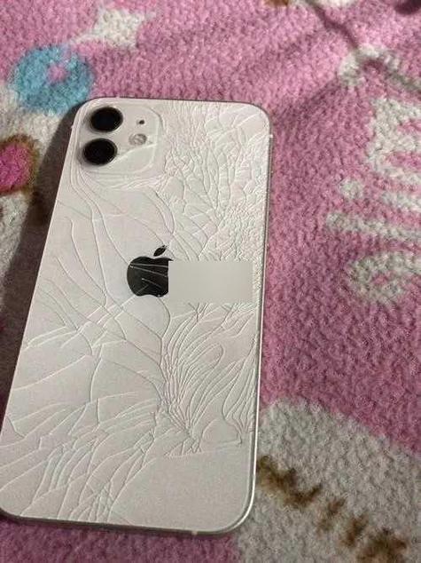 iphone后盖摔碎了保修吗