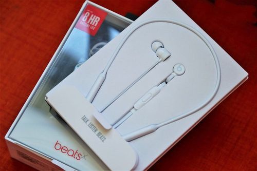 beats耳机红白灯交替闪烁