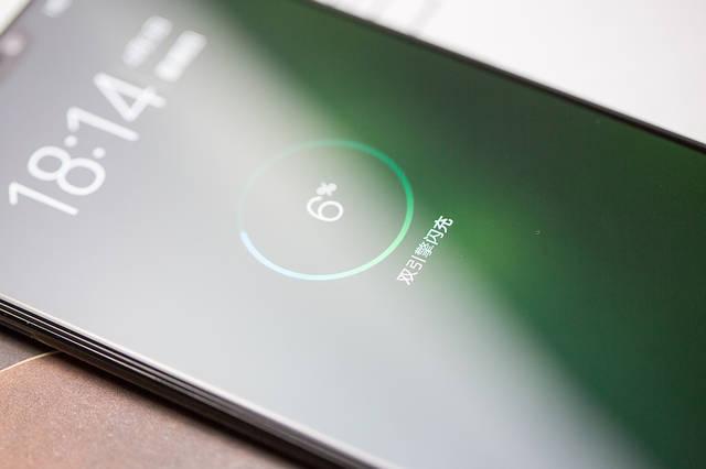 vivox21充电标志变黄