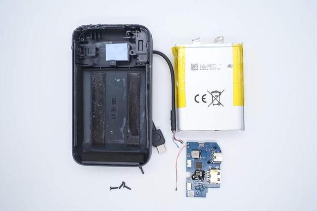 无螺丝的充电宝怎么拆