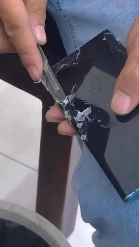 贴手机膜要把出厂膜撕下来吗