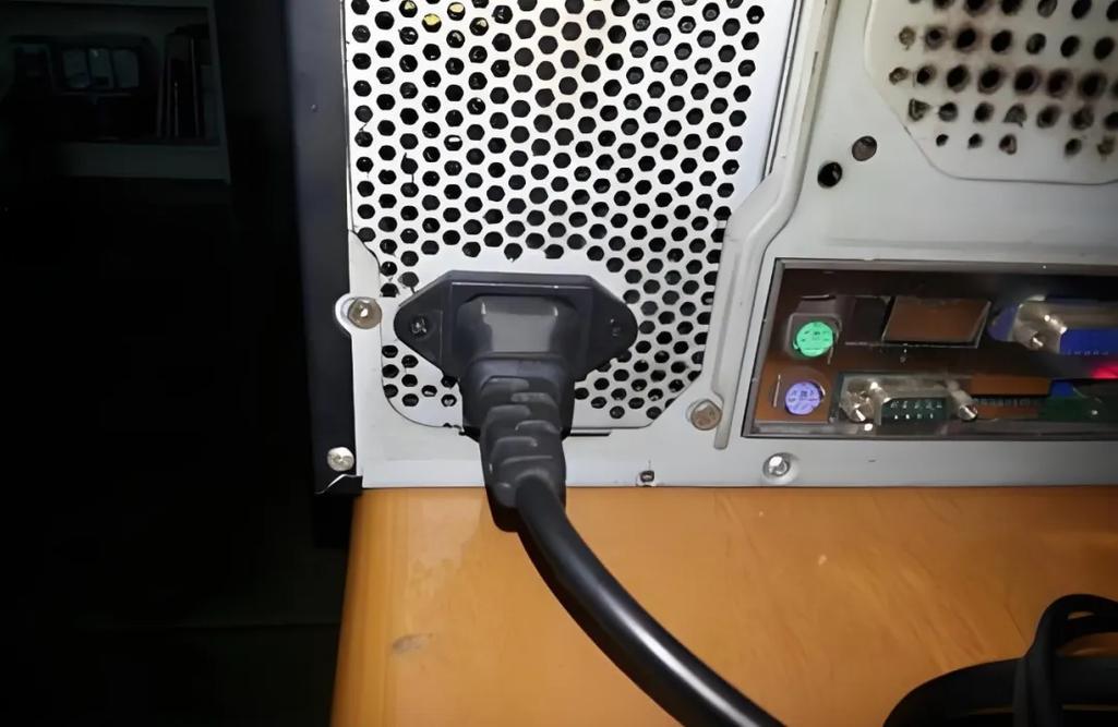 一按下开机键电源就爆了