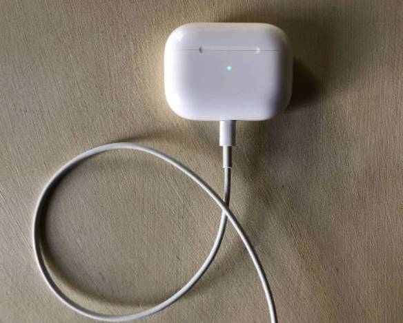 苹果蓝牙耳机充电盒充不上电