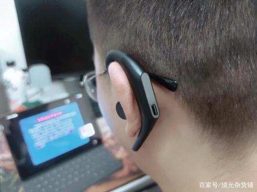 戴着蓝牙耳机怎么打电话图标