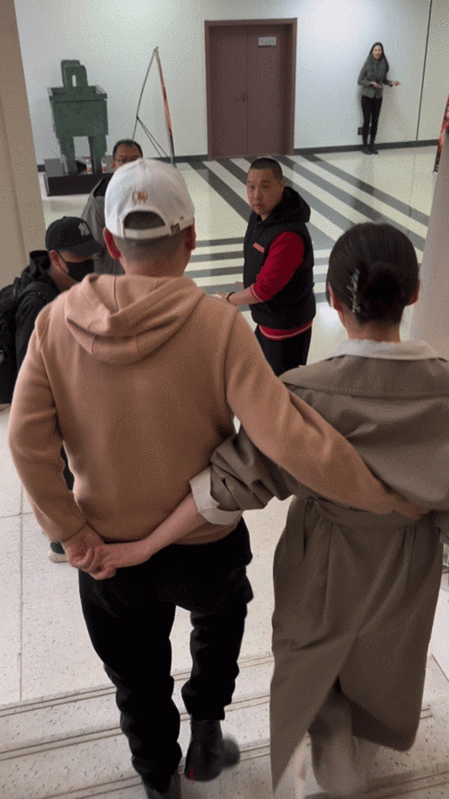 可以搂女生的腰,牵手,搭肩