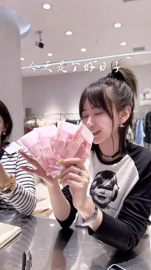 小姐姐每天收到一堆红包竟然