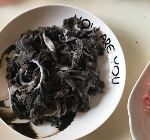 桂桂和小雨吃黑色食物