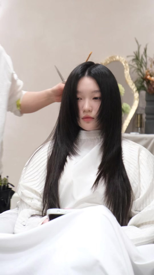 头发剪齐好还是剪层次