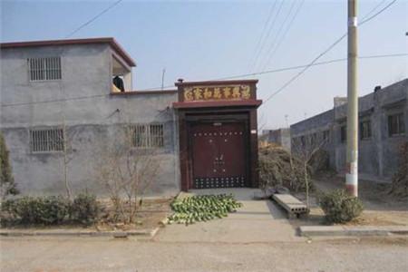 大门对着小路但是路不长