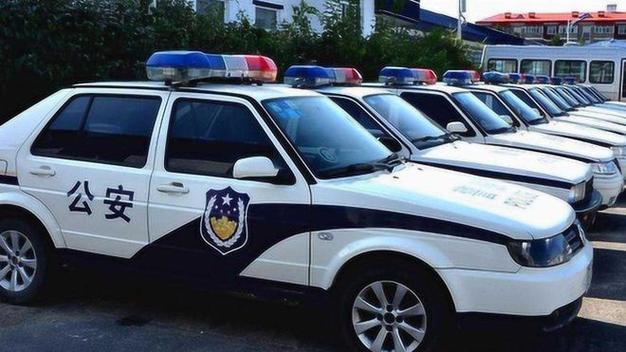 警车闪灯不鸣笛需要让吗