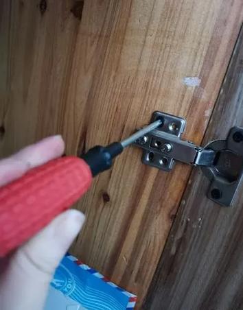 衣柜螺丝怎么拆