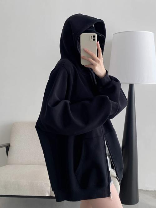 卫衣黑色和白色哪个好