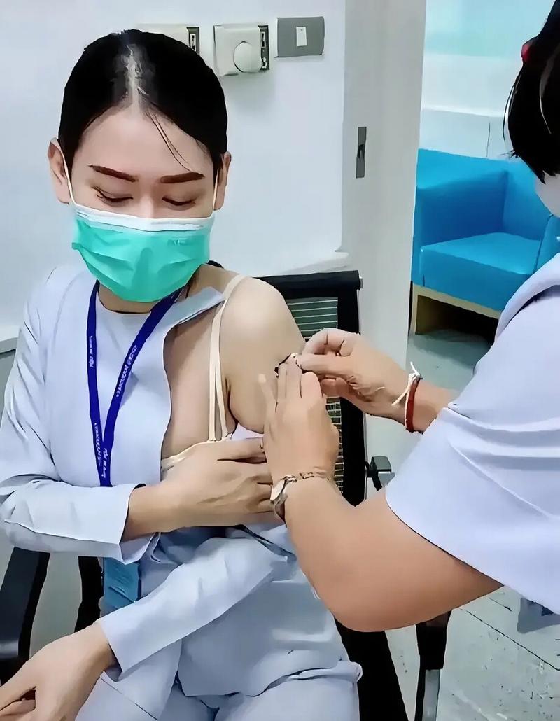 美女打疫苗图片