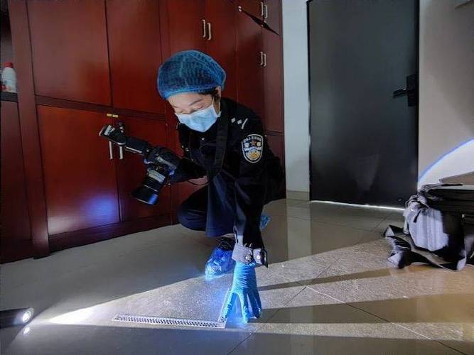 警察提取指纹
