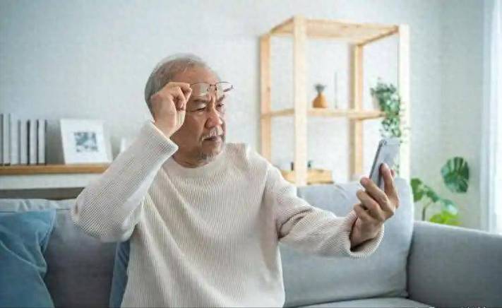 老年人眼睛模糊不清