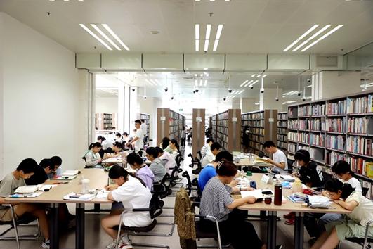 安静的图书馆里回荡着什么