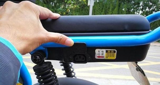 爱玛d350充电插口位置