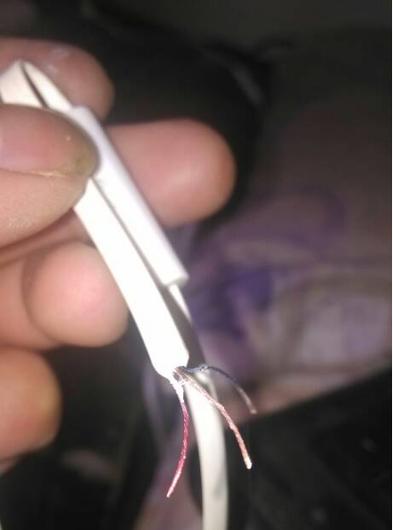 耳机金属头断在手机怎么弄