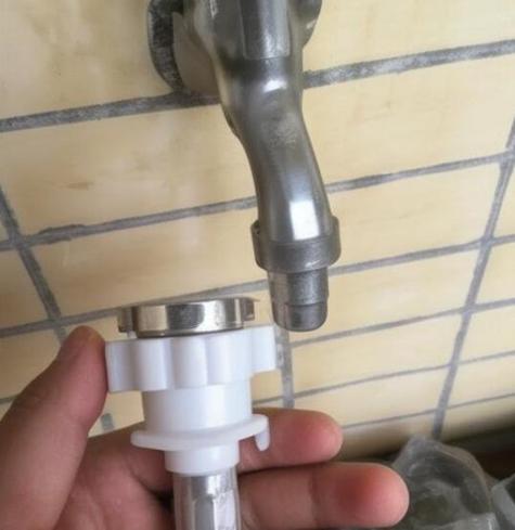 洗衣机进水管与水龙头连接