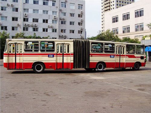老式加长公交车