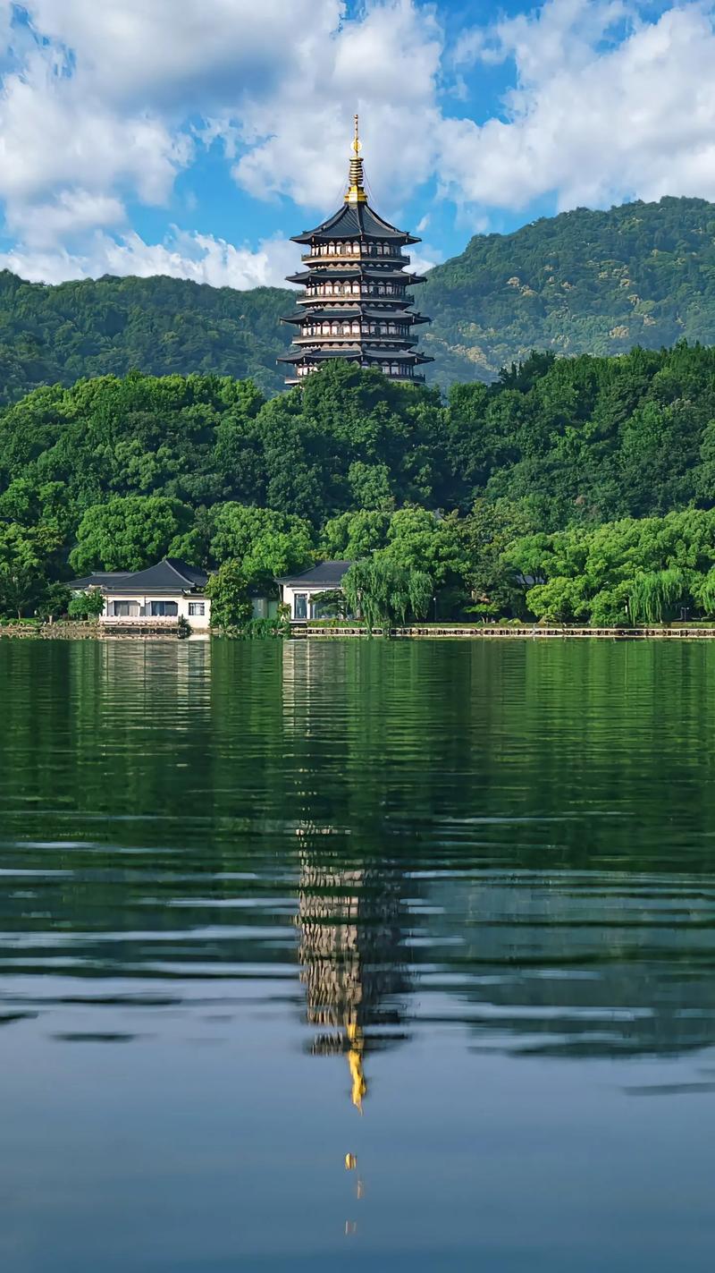 雷锋塔图片