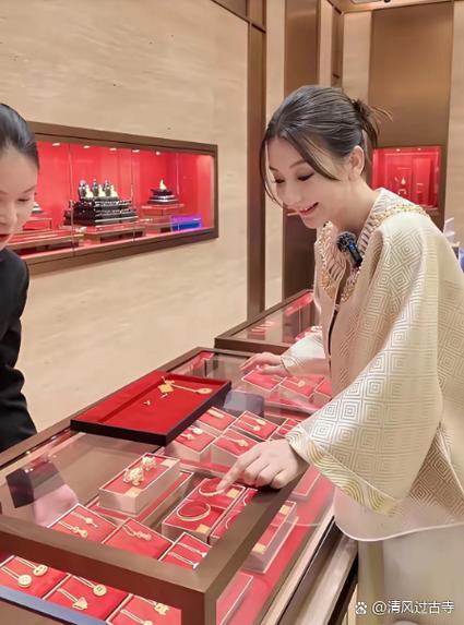 佩戴首饰总量不超过