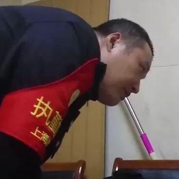 爸爸让儿子去火车站讨饭