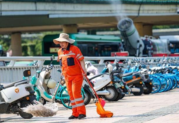 交警和警察哪个更辛苦