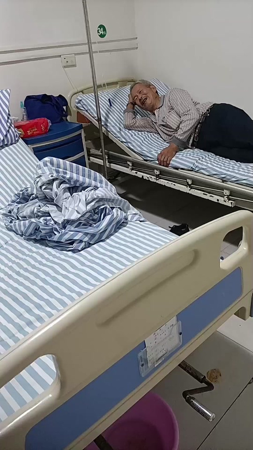 晚上躺在医院的照片真实照