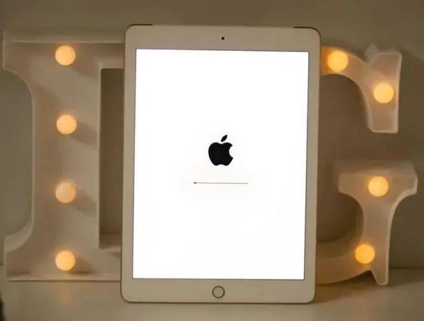 ipad白屏了中间有一个苹果图标