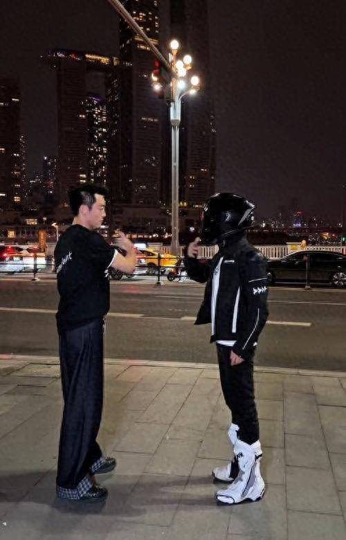 郑恺打卡重庆落地签引热议
新