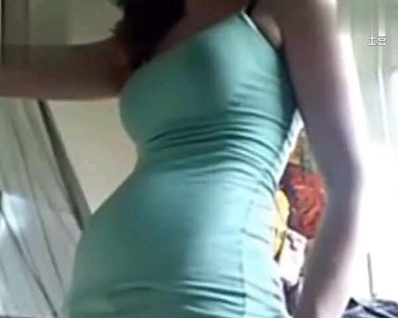 撑大肚子 美女