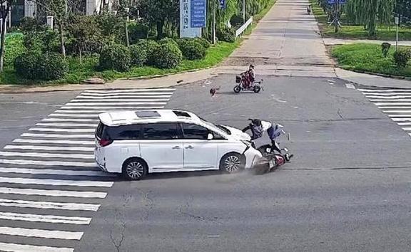 人行道上骑自行车被撞承担多少责任