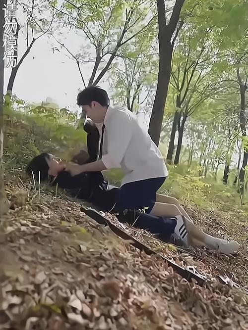 女孩在小树林被男子欺负了视频大全