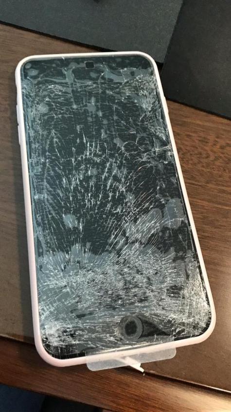 手机质保期内屏幕碎了