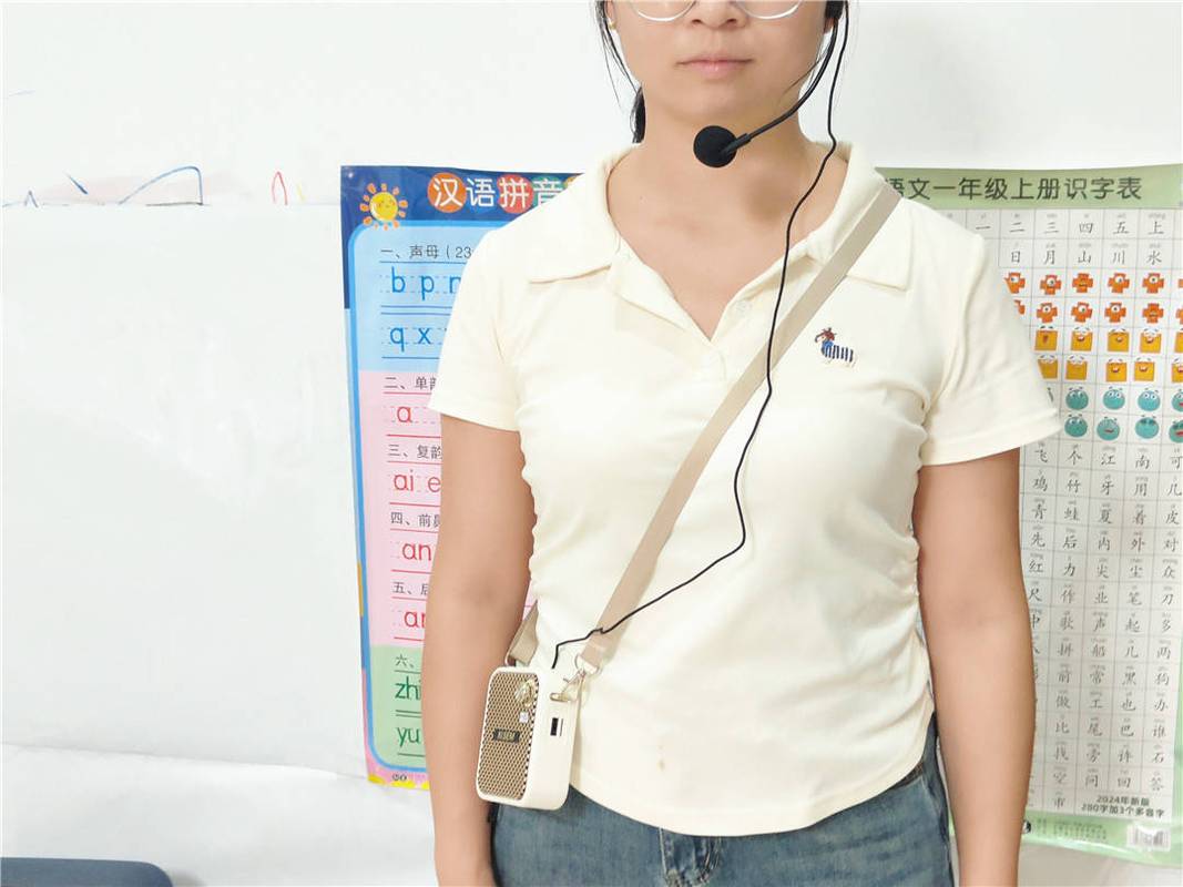 小学女生使用背戴扩音器视频