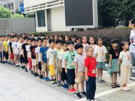 一年级新生排队口令 小朋友,手拉手