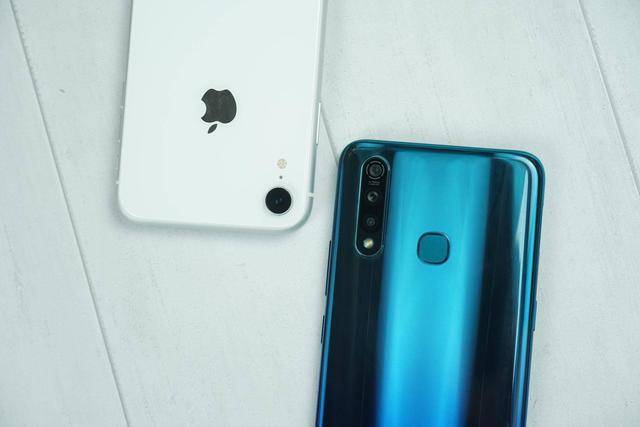 vivo中间后面三个摄像头