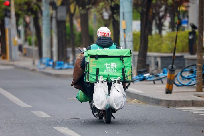 送快递的外卖员