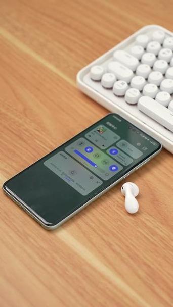 手机收到短信耳机就变成外放