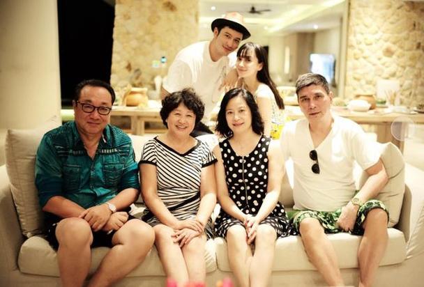 黄小明一家三口照片