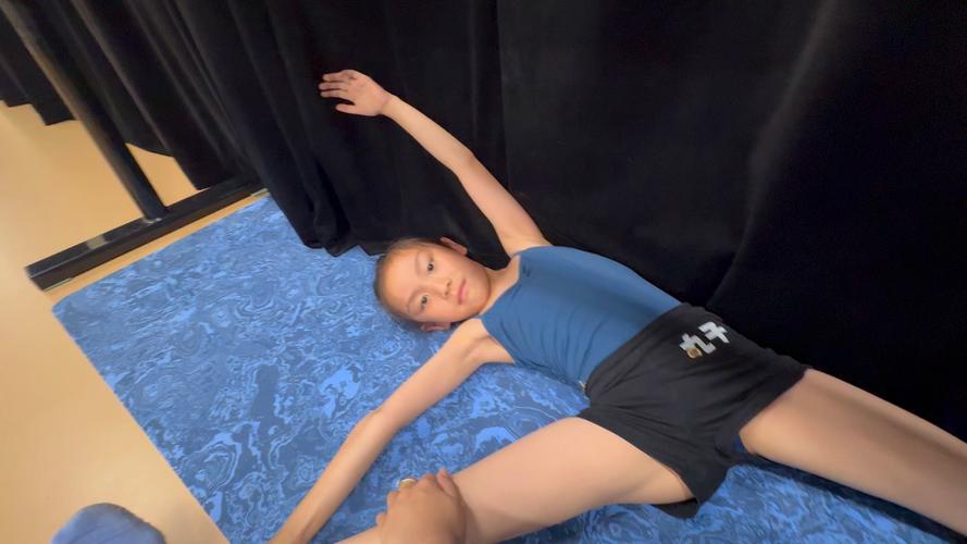 学芭蕾撕腿疼哭视频