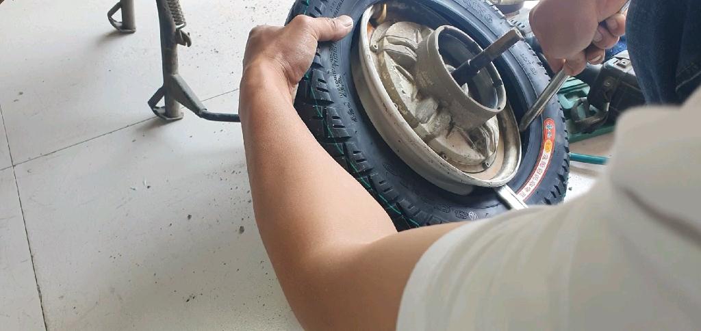 电动车后轮真空胎更换视频