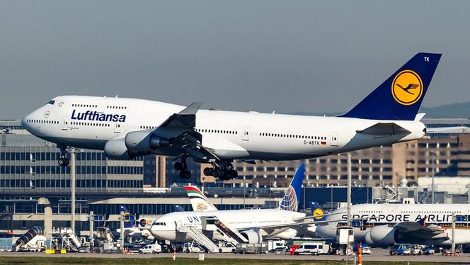 波音747-8