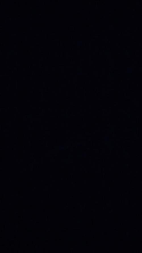 电脑屏幕突然变小了 两边出现黑屏