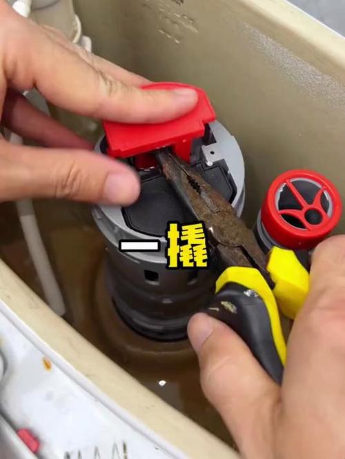 马桶冲水键回弹不顺畅