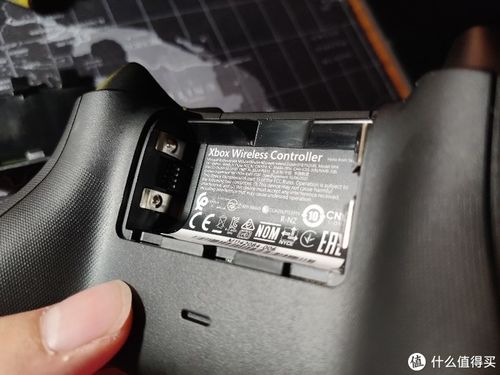 xbox手柄后盖电池仓怎么开
