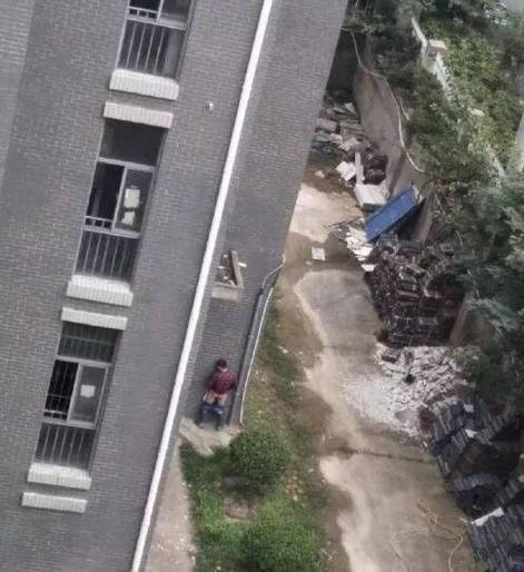 高中女生和楼下胖大叔的背景故事与