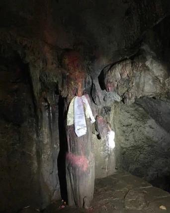 女主被困在山洞和男主在一起